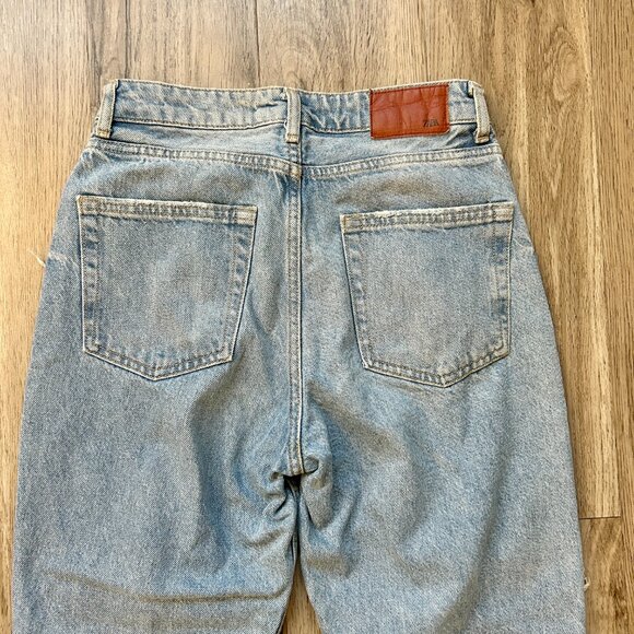 Zara Light Wash Relaxed Fit Distressed Ripped Baggy Jeans Size 4 - Picture 7 of 8